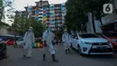 Petugas PMI bersiap menyemprotkan cairan disinfektan di Rusun Benhil, Jakarta, Sabtu (4/4/2020). Penyemprotan ini dilakukan untuk pencegahan penyebaran virus COVID-19. (merdeka.com/Imam Buhori)