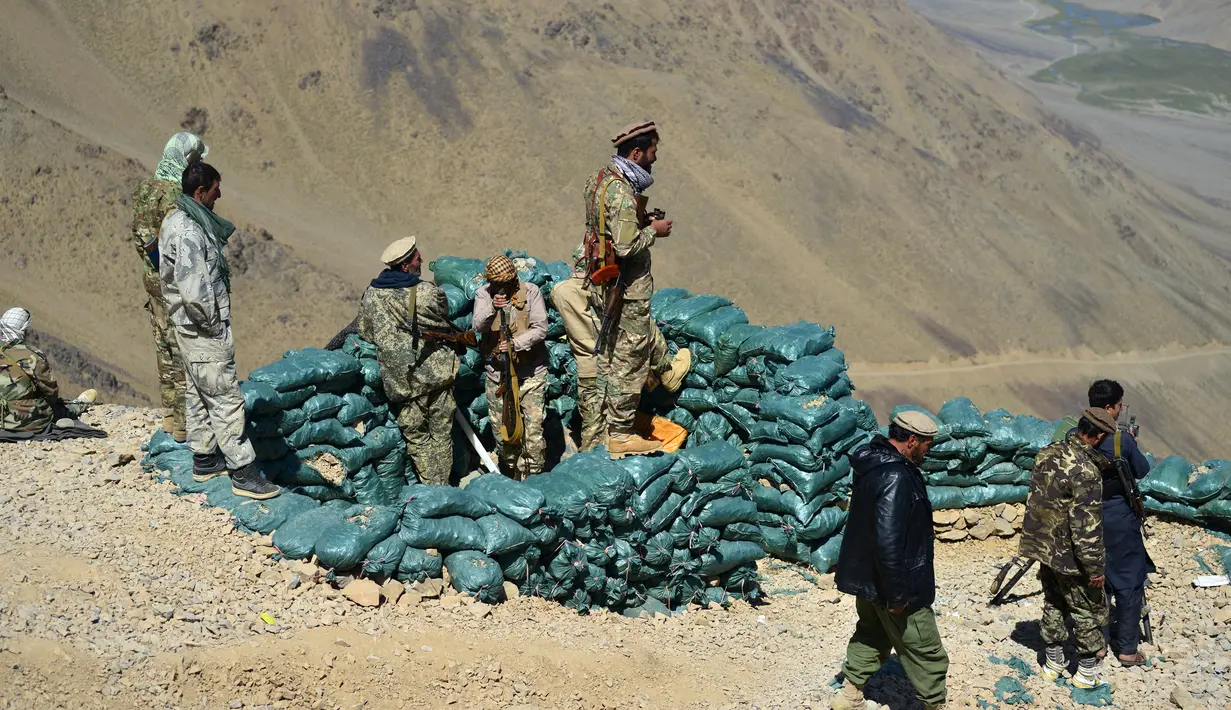 Personel gerakan perlawanan Afghanistan dan pasukan pemberontakan anti-Taliban berjaga pada sebuah pos terdepan di Kotal-e Anjuman, Distrik Paryan, Provinsi Panjshir, Afghanistan, 23 Agustus 2021. Taliban berusaha untuk bernegosiasi daripada melawan mereka. (Ahmad SAHEL ARMAN/AFP)