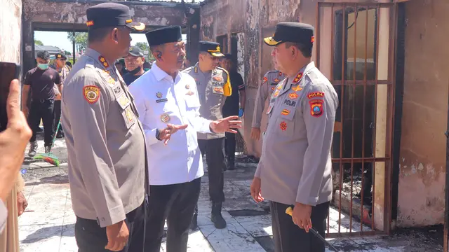 Kapolda Sumut, Irjen Pol Whisnu Hermawan Februanto, turun langsung meninjau kondisi Mapolsek Muara Batang Gadis yang mengalami kerusakan dan pembakaran oleh sejumlah orang tak dikenal