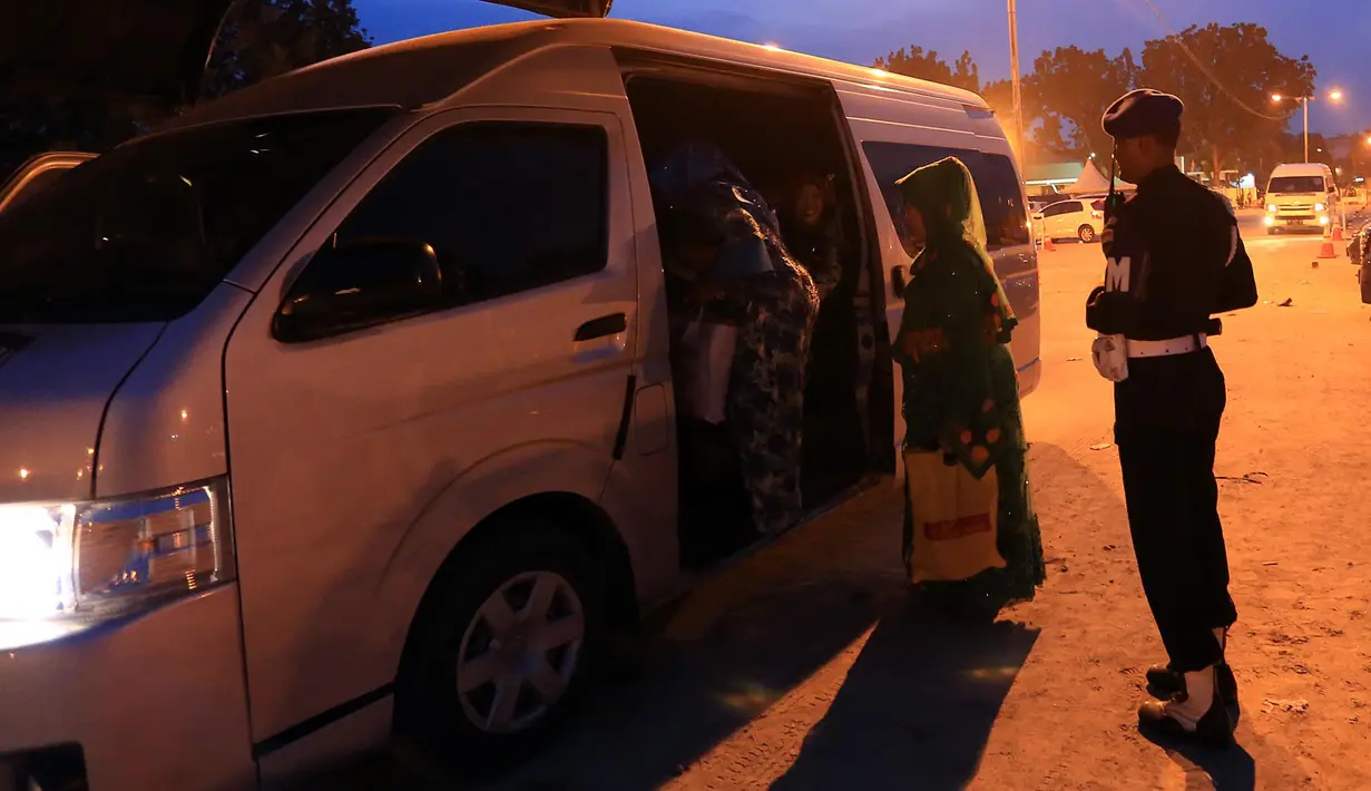"Ada delapan mobil yang dikerahkan, tentunya dengan jumlah driver yang sama. Kami merupakan gabungan dari berbagai perusahaan travel yang ada di Medan," ungkap Dhani salah satu driver yang bertugas pada Jumat (24/11/2017). (Deki Prayoga/Bintang.com)