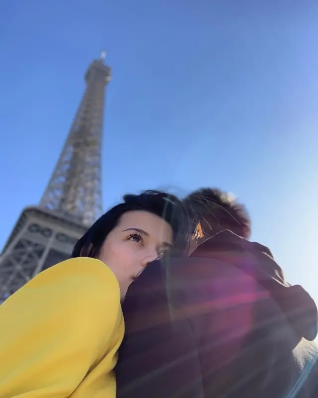 Jarang unggah foto bareng, intip 6 potret romantis Iris Wullur dan suami yang diduga selingkuh