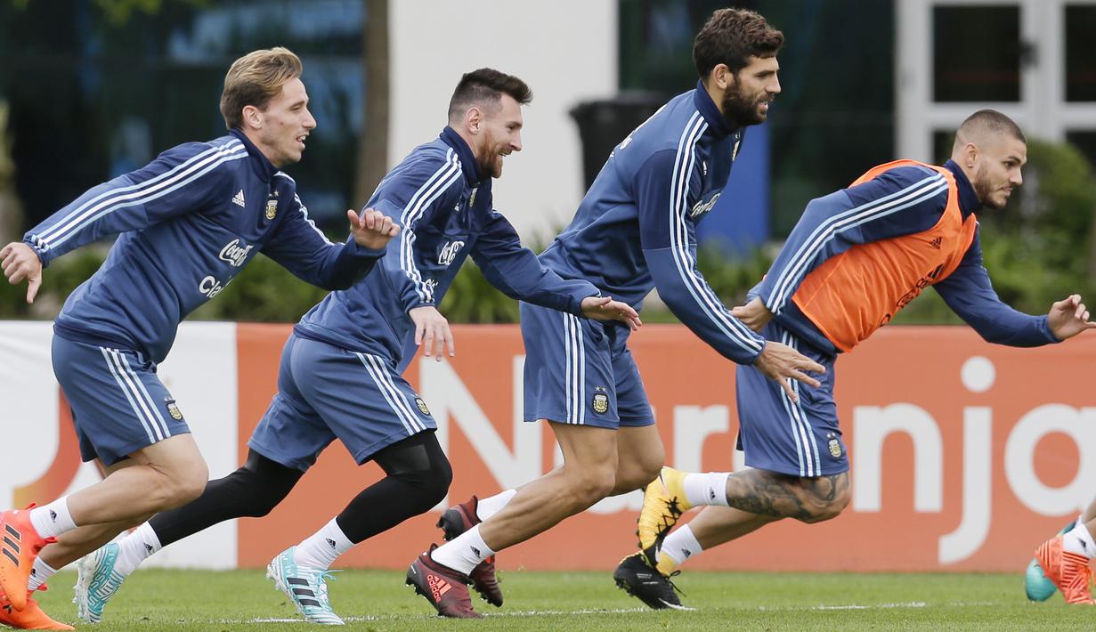 Lucas Biglia, Lionel Messi, Federico Fazio, Mauro Icardi melakukan sprint pada sesi latihan jelang laga kualifikasi Piala Dunia 2018 di Ezeiza, Buenos Aires, (3/10/2017).  Argentina akan melawan Peru pada 6 oktober 2017. (AP /Victor R. Caivano)