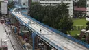 Pemandangan pembangunan jalur layang MRT koridor selatan-utara, Lebak Bulus-Bundaran HI di kawasan Blok M, Jakarta, Selasa (21/3). Pengerjaan mass rapid transit (MRT) tahap pertama sektor layang tersebut sudah mencapai 4,9 km. (Liputan6.com/Johan Tallo)