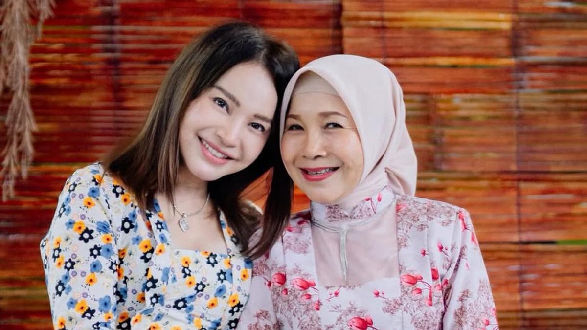 Bak Pinang diBelah dua, Rossa Kompak Kenakan Kebaya Kutu Baru saat Rayakan Ulang Tahun Ibunda