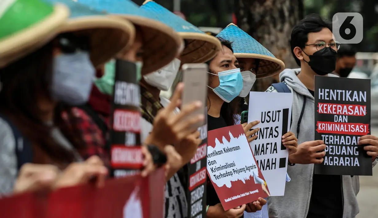 Organisasi WALHI bersama masyarakat Rukun Tani Sumberejo Pakel melakukan aksi di depan Mabes Polri, Jakarta, Jumat (21/1/2022). Mereka menuntut kekerasan yang dilakukan oknum aparat kepolisian terhadap Warga Rukun Tani Sumberejo Pakel, Desa Pakel, Banyuwangi, Jawa Timur. (Liputan6.com/Johan Tallo)