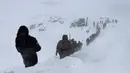 Tim penyelamat mencari korban salju longsor di Bahcesehir, Provinsi Van, Turki, Rabu (5/2/2020). Kabut dan hujan salju lebat mempersulit usaha penyelamatan. (Yilmaz Sonmez/IHA via AP)