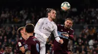 Penyerang Real Madrid, Gareth Bale berusaha menyundul bola dari kawalan para pemain Celta Vigo pada pertandingan lanjutan La Liga Spanyol di stadion Santiago Bernabeu di Madrid, Spanyol, Minggu, (16/2/2020). Madrid bermain imbang 2-2 atas Celta Vigo.  (AFP/Pierre-Philippe Marcou)