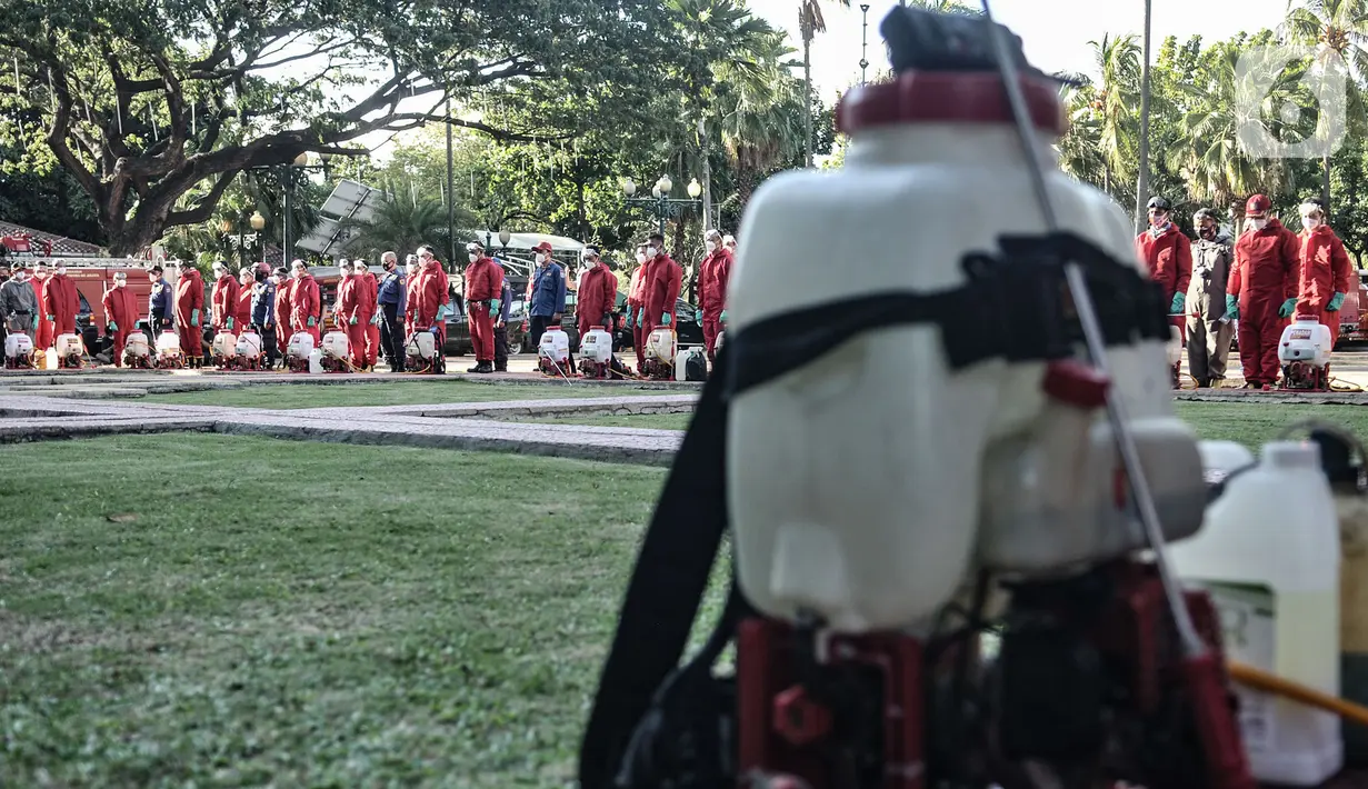 Petugas dari Sudin Penanggulangan Kebakaran dan Penyelamatan (Gulkarmat) Jakarta Pusat melakukan apel sebelum penyemprotan disinfektan di lingkungan Balai Kota, Jakarta, Selasa (1/12/2020). (merdeka.com/Iqbal S. Nugroho)