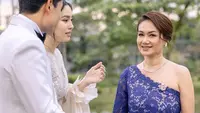 Nong Poy bersama sang suami Oak Phakwa dan ibu Nong Poy di resepsi pernikahan yang fenomenal. [@poydtreechada]