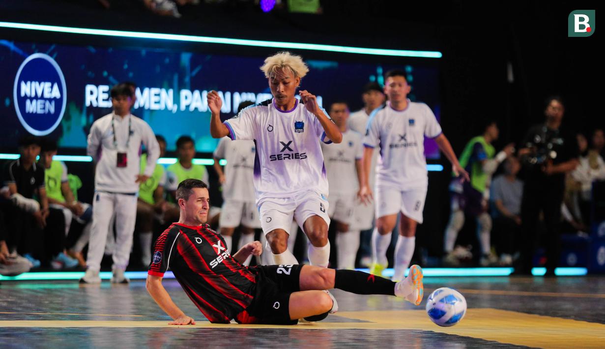 Pemain Grim Reaper, Carlos Ortiz (kiri) berusaha merebut bola dari kaki pemain Lynx Hunets, King Polo dalam laga Futsal X Series 2 di GOR UNJ, Rawamangun, Jakarta, Sabtu (17/01/2026). (Bola.com/Bagaskara Lazuardi)