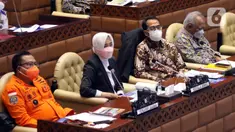 Menteri PUPR Basoeki Hadimoeljono (kanan), Menhub Budi Karya Sumadi (kedua kanan), Kepala BMKG Dwikorita Karnawati (kedua kiri), Kepala Basarnas RI Marsekal Madya TNI Henri Alfiandi rapat dengar pendapat dengan Komisi V DPR di Kompleks Parlemen, Jakarta, Rabu (6/4/2022). (Liputan6.com/Angga Yuniar)