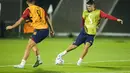 Penyerang Spanyol, Alvaro Morata menendang bola saat berlatih dengan rekan setimnya saat sesi latihan di Universitas Qatar, di Doha, Qatar, Selasa, 22 November 2022. Spanyol akan memainkan pertandingan pertamanya di Grup E Piala Dunia melawan Kosta Rika. (AP Photo/Julio Cortez)