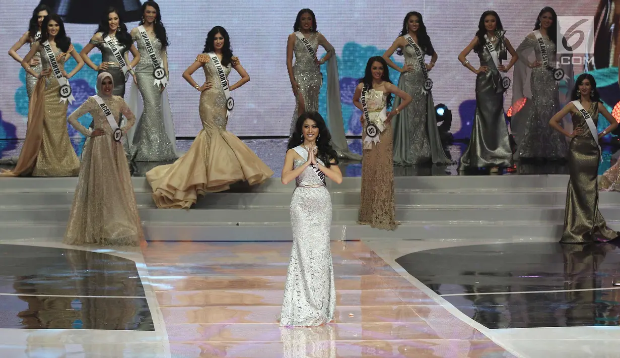 Finalis Puteri Indonesia asal  D.I. Yogyakarta saat tampil pada Malam Puncak Puteri Indonesia 2018 di JCC, Jakarta, Jumat (9/3). (Liputan6.com/Herman Zakharia)