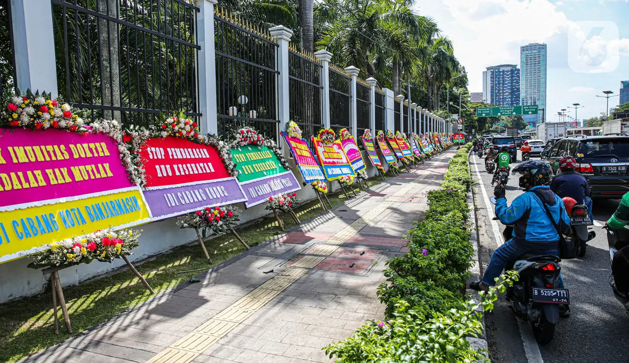Ratusan karangan bunga dari berbagai organisasi profesi medis di nasional dan daerah memenuhi halaman luar gedung tersebut.  (Liputan6.com/Faizal Fanani)