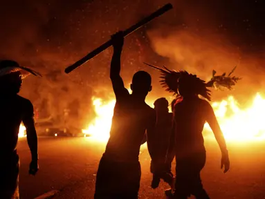 Masyarakat adat Guarani memblokir jalan raya Bandeirantes dengan membakar ban untuk memprotes rancangan undang-undang yang akan mengubah kebijakan yang membatasi tanah adat di pinggiran kota Sao Paulo, Brasil, Selasa, 30 Mei 2023. (AP Photo/Ettore Chiereguini)