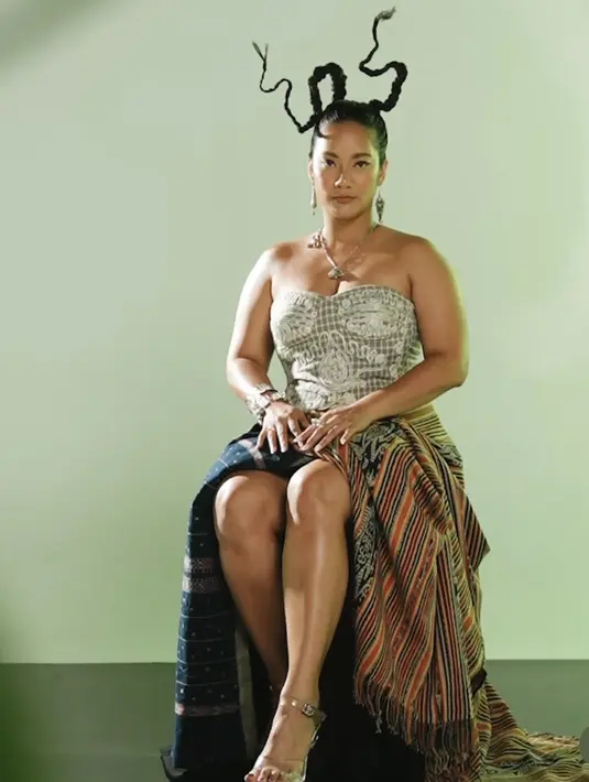 <p>Dengan atasan kemben silver, Tara Basro memadukannya dengan bawahan tenun Manggarai serta high heelsnya. @william.gautama</p>