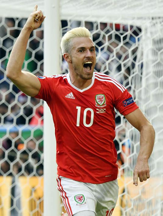 5. Aaron Ramsey (Wales), playmaker yang bermain untuk Arsenal ini memiliki rambut yang berwarna hitam namun pada Piala Eropa 2016, ia mengecat rambutnya menjadi pirang agak putih. (AFP/Georges Gobet)