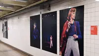 Instalasi seni yang memajang gambar David Bowie terlihat di stasiun kereta bawah tanah Broadway-Lafayette, New York City, 19 April 2018. Instalasi seni ini disponsori oleh perusahaan streaming Spotify. (ANGELA WEISS/AFP)