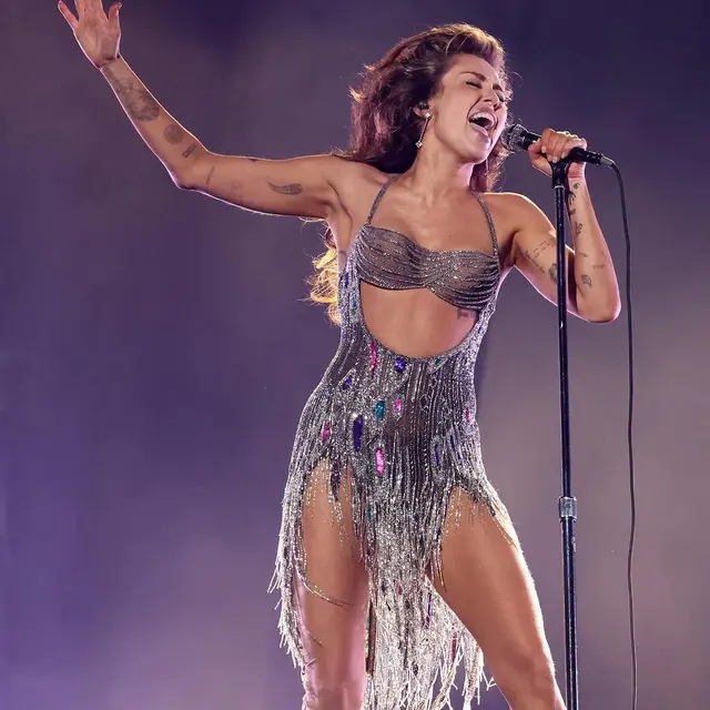 Miley Cyrus Tampil Nyentrik Saat Menang Grammy untuk Pertama Kali, Kenakan Gaun Peniti hingga Rambut Kesamber Listrik