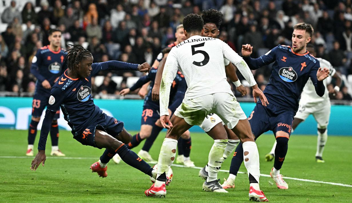 Dua gol Real Madrid di waku normal dicetak Kylian Mbappe dan Vinicius Junior. Celta Vigo memaksakan hasil imbang di waktu normal berkat gol Jonathan Bamba dan penalti Marcos Alonso. (AFP/Javier Soriano)