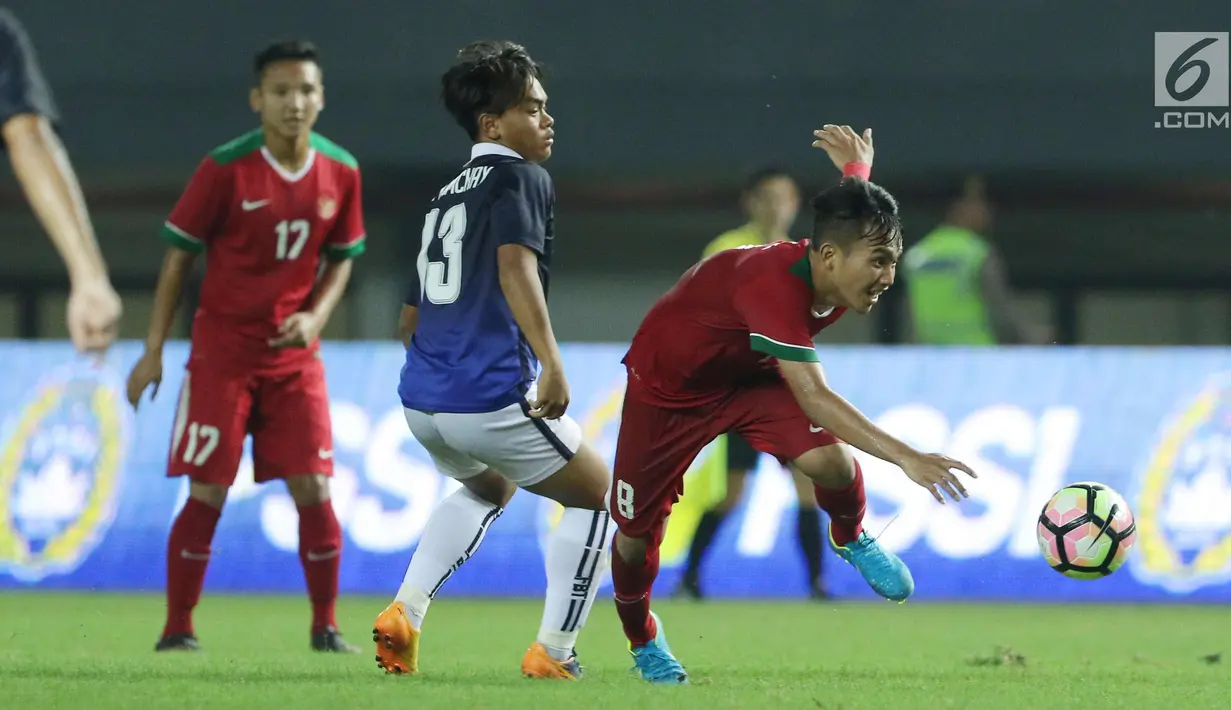 Gelandang Timnas Indonesia U-19, Witan Sulaeman (kanan) menghindari kawalan pemain Kamboja U-19, Touch Kimchay pada laga persahabatan di Stadion Patriot Candrabhaga, Bekasi, Rabu (4/10). Indonesia U-19 unggul 2-0. (Liputan6.com/Helmi Fithriansyah)