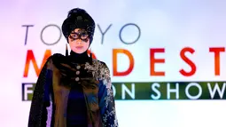 Seorang model membawakan rancangan desainer Lynn Siregar dengan brand Weddingku Gallery dalam Tokyo Modest Fashion Show di Halal Expo Japan, Tokyo, Selasa (22/11). Acara ini pertama kalinya pagelaran busana muslim digelar di Jepang. (REUTERS/Toru Hanai)