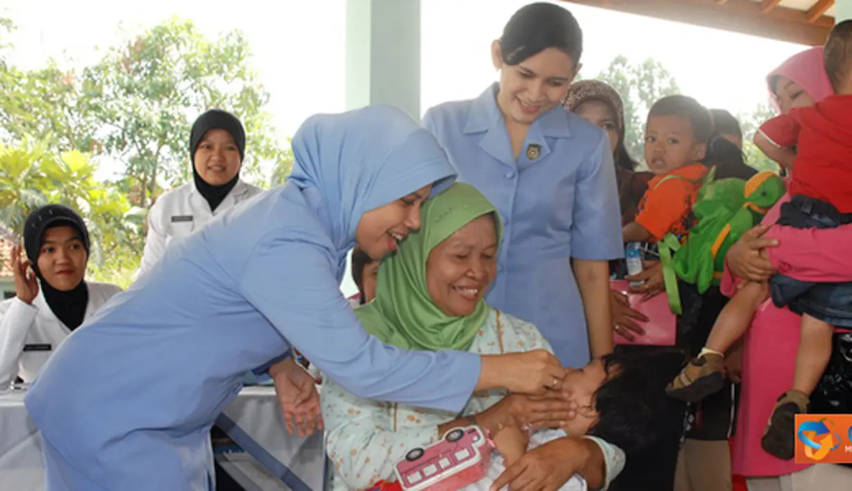 Citizen6, Subang: Sekitar 90 Bayi di bawah lima tahun (Balita), anak dari anggota Lanud Suryadarma mendapat vaksinasi vitamin A di Balai Srikandi, Lanud Suryadarma Kalijati, Selasa (16/8). (Pengirim: Dodo)