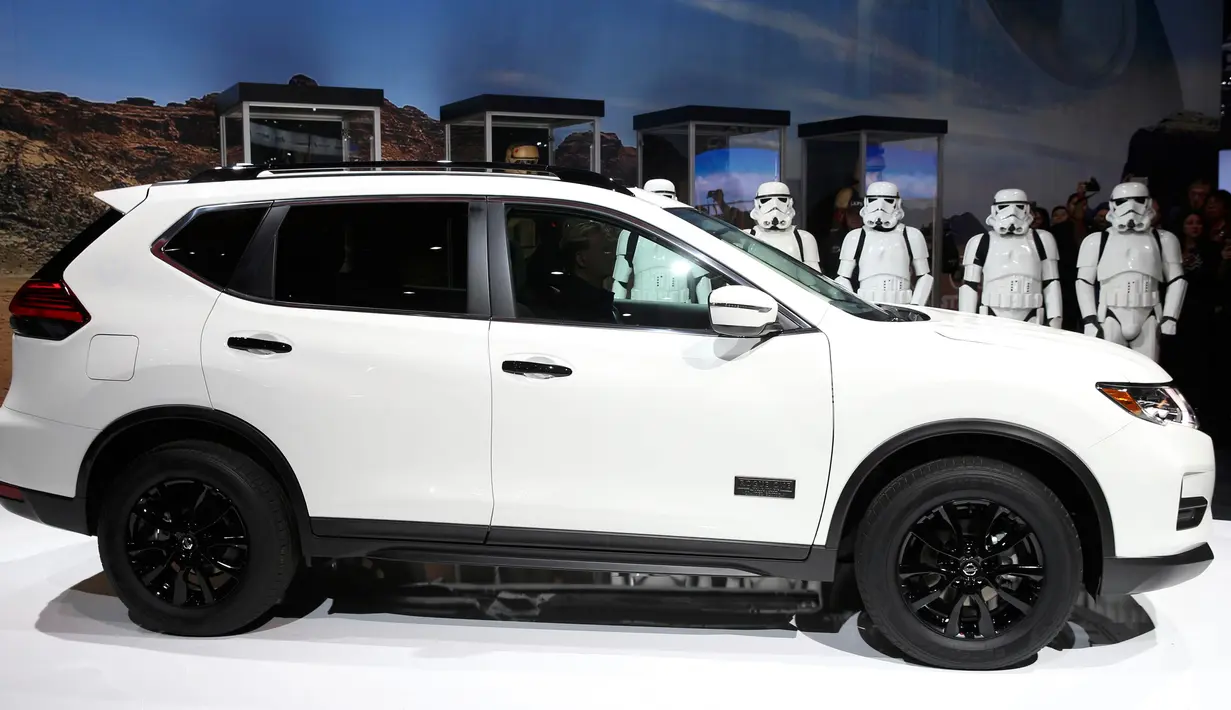 Storm Troopers berdiri di dekat Nissan Rogue Star Wars Edition 2017 saat diperkenalkan di Los Angeles Auto Show 2016, California, 16 November 2016. Nissan Rogue One Star Wars Edition hanya akan dibuat 5.400 unit. (REUTERS/Lucy Nicholson)