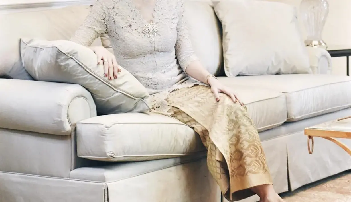 Adapun tampilan lainnya yang terlihat menawan berkebaya kala mengenakan paduan nuansa soft seperti abu-abu yang dikombinasikan dengan kain berwarna kontras. Trik ini sempurna mengangkat warna abu-abu agar terlihat lebih hidup. (Instagram/bianca.alinda).