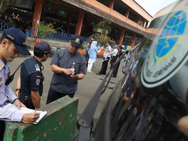 Petugas Dinas Perhubungan (Dishub) DKI Jakarta mengecek kesiapan angkutan mudik Lebaran di Terminal Kampung Rambutan, Jakarta, Jumat (8/6). Menurut Dishub, dari 37 bus yang dicek ada 26 dinyatakan tidak lulus uji kelaikan. (Liputan6.com/Immanuel Antonius)