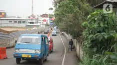 Angkutan umum (angkot) melintas di sekitar Terminal Depok, Jawa Barat, Kamis (30/1/2020). Kepala Dishub Depok, Dadang Wihana mengatakan, pada tahun 2019 telah berhasil mengumpulkan retribusi terminal sebesar Rp1.288.000.000. (Liputan6.com/Immanuel Antonius)