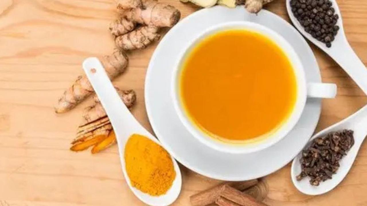 Ilustrasi Minuman Herbal Kunyit dan Lada (Sumber: Getty Images/iStockphoto/ThamKC)