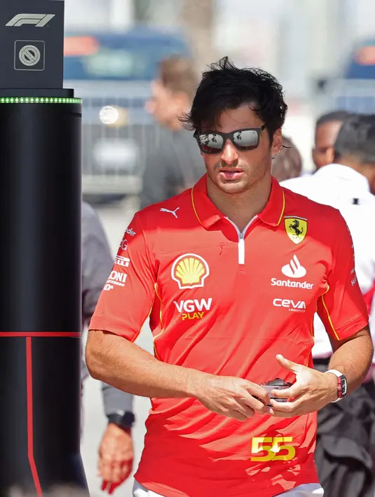Pembalap Ferrari asal Spanyol, Carlos Sainz Jr tiba di sesi latihan pertama Grand Prix Formula1 Bahrain di Sirkuit Internasional Bahrain, Sakhir pada 29 Februari 2024. (Giuseppe CACACE/AFP)