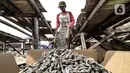 Nelayan memasukkan ikan asin yang telah dijemur ke dalam kardus di Muara Angke, Jakarta, Minggu (8/11/2020). Saat ini, nelayan terpaksa menurunkan harga jual ikan asin menjadi Rp 25 ribu per kilogram. (merdeka.com/Iqbal Septian Nugroho)