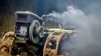 Seorang pria mencampur bahan untuk membuat batu bata di sebuah pabrik batu bata di pinggiran Kajhu, Provinsi Aceh (18/11/2020). (AFP/Chaideer Mahyuddin)