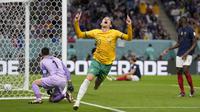 Prancis dikejutkan oleh gol cepat Timnas Australia pada menit ke-9 yang dicetak oleh Craig Goodwin. Gol dicetak lewat sepakan kaki kiri ke sudut atas tiang jauh usai menerima umpan Mathew Leckie. (AP/Thanassis Stavrakis)