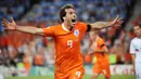 Ruud van Nistelrooy. Striker Belanda ini mengoleksi 6 gol dalam 2 edisi Piala Eropa, yaitu Euro 2004 dan 2008. Pencapaian terbaiknya adalah semifinal Euro 2004 saat kalah 1-2 dari Portugal. Ia pensiun pada 2011 dengan mengoleksi 35 gol dalam 70 caps. (Foto: AFP/Pierre-Philippe Marcou)