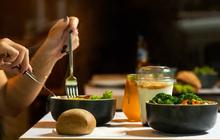 3 Kebiasaan Sederhana Setelah Makan Malam untuk Turunkan Berat Badan
