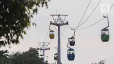 Pengunjung menaiki kereta gantung di Taman Mini Indonesia Indah (TMII) di Jakarta, Kamis (5/5/2022). Pengelola TMII membatasi jumlah pengunjung maksimal 15 ribu orang pada libur Lebaran karena kawasan tersebut masih dalam tahap revitalisasi untuk persiapan G20. (Liputan6.com/Herman Zakharia)