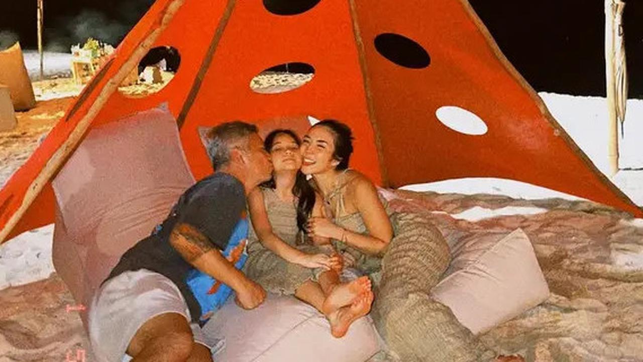 7 Potret Manis Gading dan Gisel Ajak Gempi Kemping di Pinggir Pantai, Ada Api Unggun hingga Momen Nonton Bareng