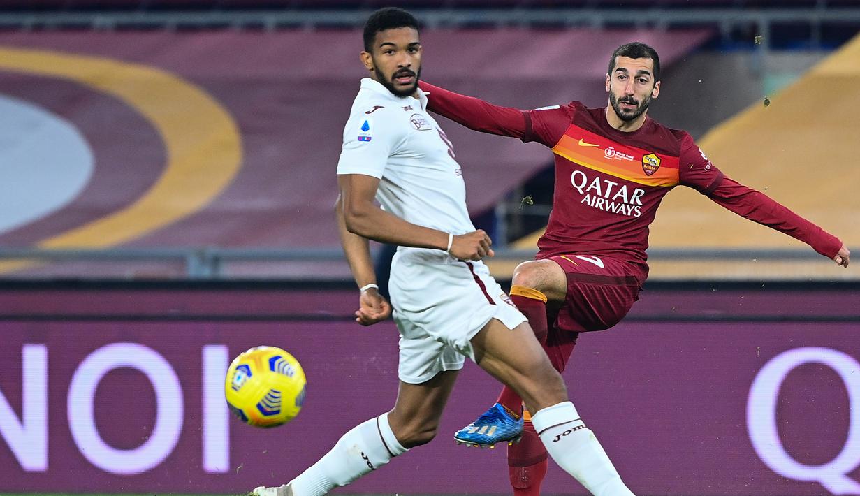 Gelandang AS Roma, Henrikh Mkhitaryan, berebut bola dengan bek Torino, Bremer, pada laga lanjutan Liga Italia di Stadion Olimpico, Jumat (18/12/2020) dini hari WIB. AS Roma menang 3-1 atas Torino. (AFP/Vincenzo Pinto)
