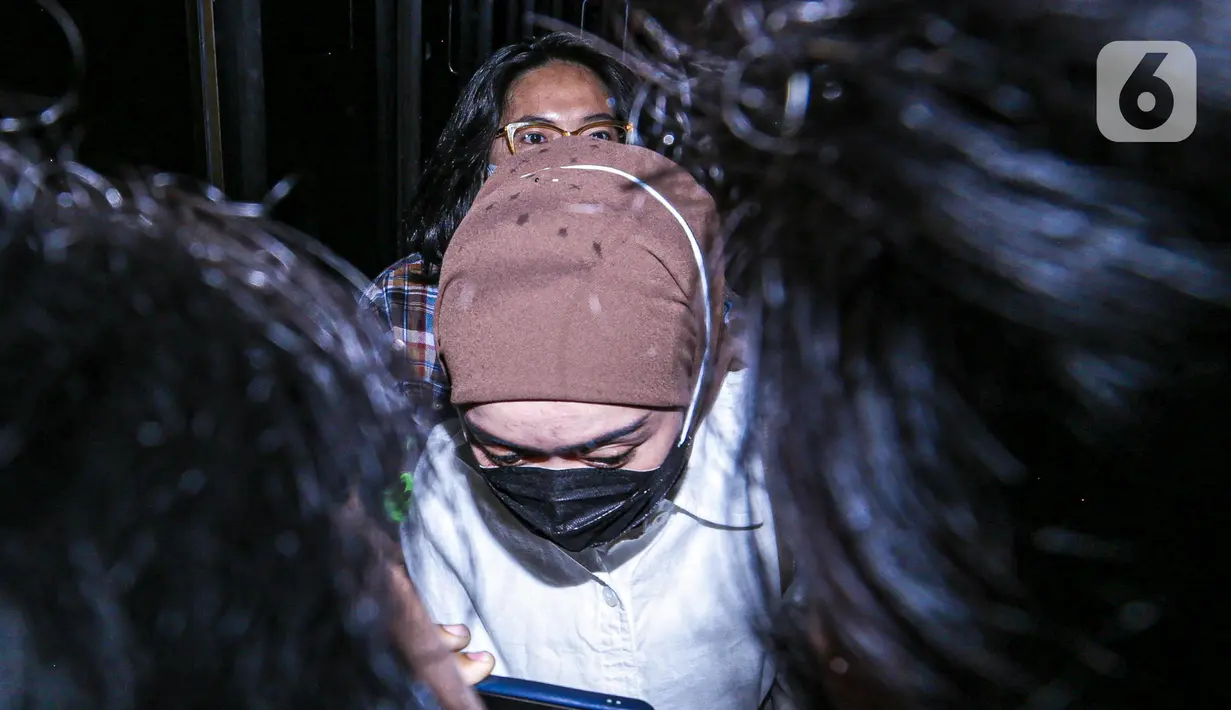 <p>Lesti Kejora dengan penjagaan ketat mendatangi Mapolres Jakarta Selatan, Kamis (13/10/2022). Kedatangan Lesti Kejora cukup mengejutkan karena hanya berselang sesaat pascapenetapan penahanan suaminya, Rizky Billar. (Liputan6.com/Faizal Fanani)</p>