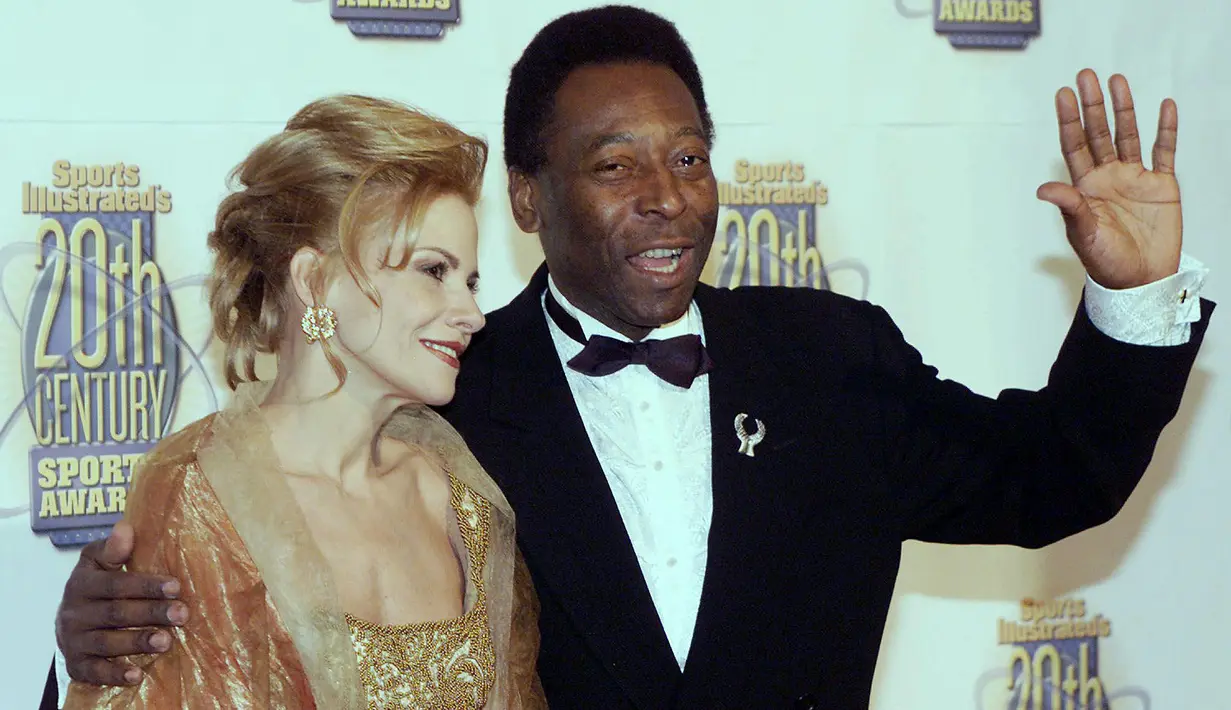 Legenda sepak bola sepanjang masa, Pele sudah memiliki 7 anak dari 4 wanita. Dari istri pertama ia dihadiahkan 3 anak yaitu Kelly, Jennifer dan Edson. (AFP/Timothy A Clary)
