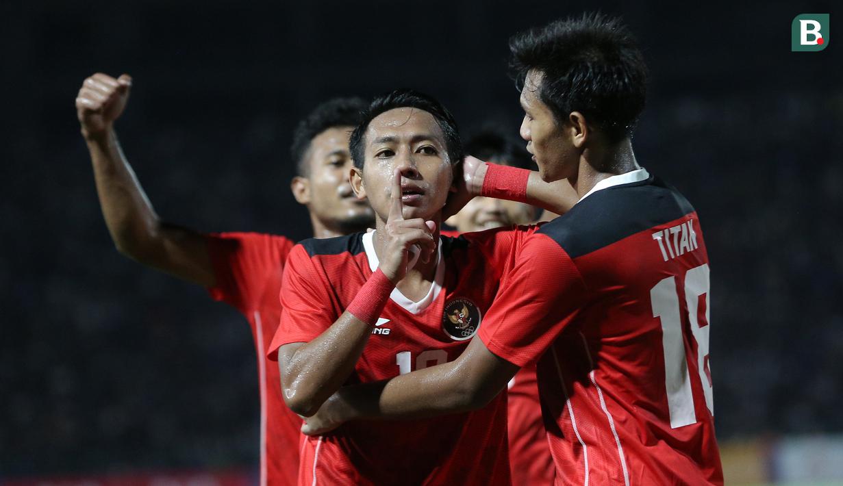 Timnas Indonesia U-20 menutup fase grup SEA Games 2023 dengan menyapu bersih 4 kemenangan dan memastikan lolos ke semifinal sebagai juara Grup A. Korban terakhir Garuda Muda adalah tuan rumah Kamboja yang dipaksa menyerah 1-2 pada laga yang digelar di Olympic National Stadium, Phnom Penh, Kamboja, Rabu (10/5/2023) malam WIB. Pasukan Indra Sjafri turun dengan sebagian besar pemain lapis kedua sebagai starter. Dua gol dari Titan Agung Fawwazi (10') dan Beckham Putra (52') hanya mampu dibalas lewat sundulan Sin Sovannmakara di masa injury time babak pertama. Kamboja mempunyai peluang emas menyamakan skor 2-2 saat mendapat hadiah penalti pada menit ke-82. Namun eksekusi yang diambil Lim Pisoth mampu digagalkan Muhammad Adisatryo yang berujung cedera sang kiper hingga harus ditarik keluar. (Bola.com/Abdul Aziz)