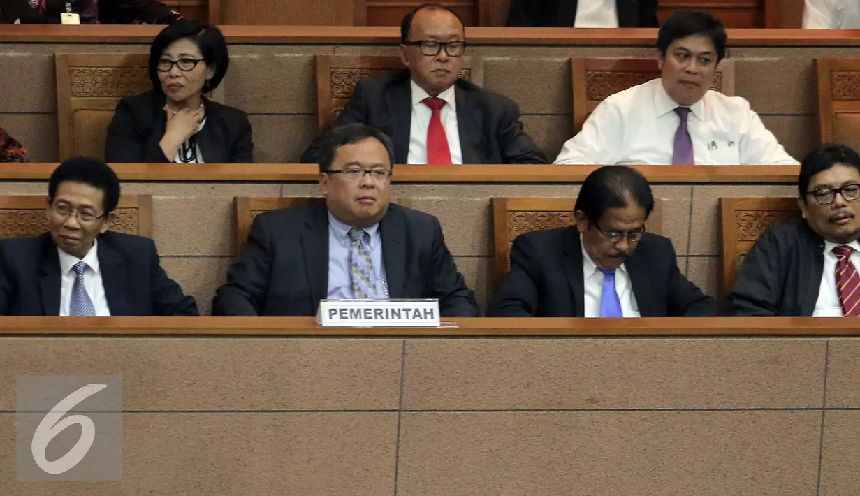 Perwakilan Pemerintah Menteri Keuangan Bambang Brodjonegoro (kedua kiri) di dampingi Menteri PPN/ Kepala Bapppenas Sofyan Djalil (kedua kanan) saat menghadiri  Rapat Paripurna di Kompleks Parlemen, Jakarta, Senin (25/7). (Liputan6.com/Johan Tallo)