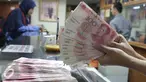 Seorang teller menunjukan mata uang Yuan di Jakarta, Senin (30/11). Dana Moneter Internasional (IMF), Senin (30/11), resmi memasukan yuan, atau renminbi, ke dalam special drawing rights (SDR) sebagai mata uang elite dunia. (Liputan6.com/Angga Yuniar)