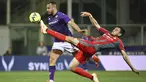 Penyerang Fiorentina, Arthur Cabral (kiri) berebut bola dengna pemain Cremonese, Alex Ferrari selama pertandingan semifinal Coppa Italia di Stadion Artemio Franchi, Florence, Italia, Jumat, 28 April 2023. (Massimo Paolone/LaPresse via AP)