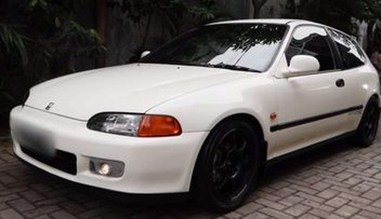 Honda Civic Estilo pun tak luput dari koleksi Desta. Mobil ini menyandang citra mobil gaul kawula muda di era 1990an. Harganya kini sudah melambung sangat tinggi. (Source: YouTube/Desta Natasha Family)