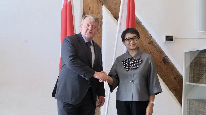 Menteri Luar Negeri Republik Indonesia (Menlu RI) Retno Marsudi (kanan) dan Menlu Denmark Lars Løkke Rasmussen dalam kunjungan kerjanya ke Kopenhagen, 14 Juni 2023. (Dok: Kemlu RI)