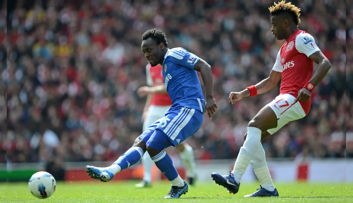 Tahun 2007, saat Chelsea manjamu Arsenal di ajang Liga Inggris, Essien mencetak gol spektakuler yang lantas dinobatkan sebagai gol terbaik di Liga Inggris tahun 2007. (AFP Photo)
